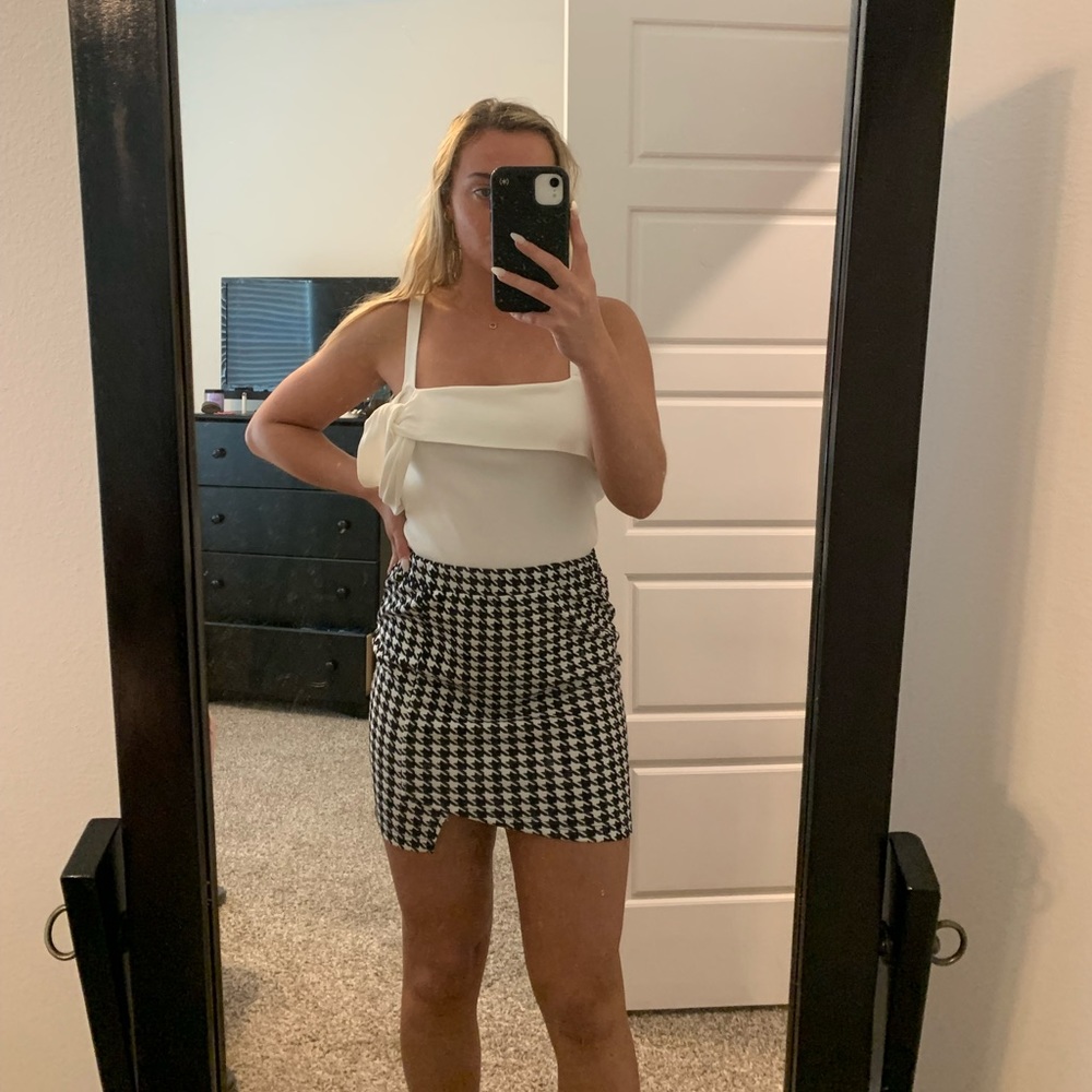 Shein houndstooth black and white skirt size small.
